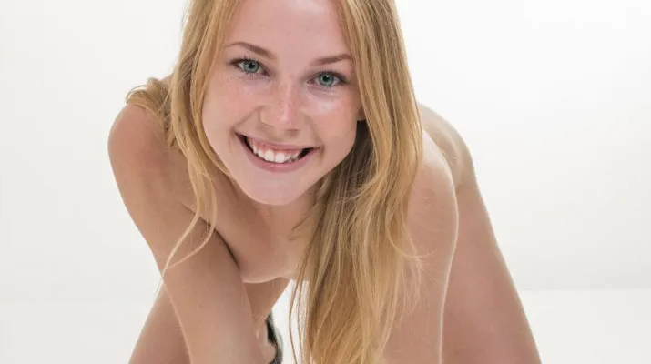 Rune Kimele adorable sueca desnuda para Domai